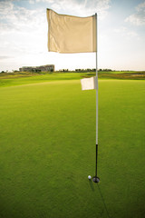 Obraz premium Golf course and flag on the golf course