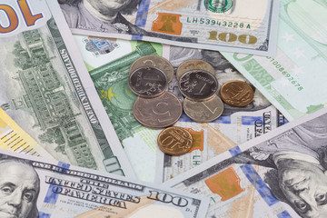 Russische Münzen liegen auf der Oberseite der Banknoten