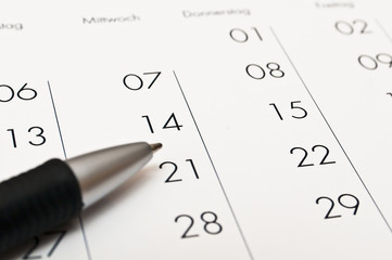 Kalender und Kugelschreiber