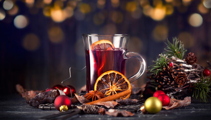 leckerer Glühwein mit Weihnachtsdeko