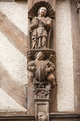Sculptures sur bois sur maisons à pan de bois, Noyers sur Serein, monument historique, Yonne, Bourgogne, France