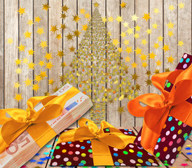 Noël, cadeaux, liasse de billets sur fond bois étoiles 