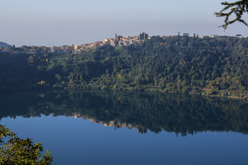 La Città di Genzano si riflette sul lago di Nemi