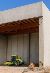 Cantiere edile con rullo compressore