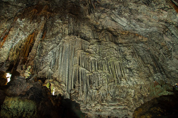 Felswand mit Tropfsteinen