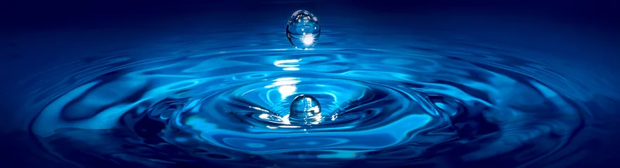 Foto auf Acrylglas Wasser Gefrorener Bewegungstropfen, der ins Wasser fällt.