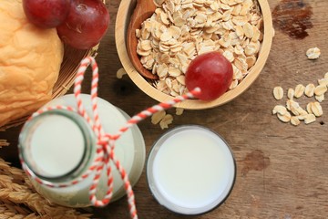 Fototapeta premium oat flakes with milk