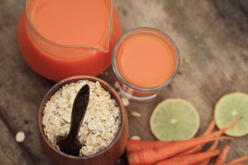 Obraz na płótnie Canvas oat flakes with carrot juices