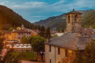 Fototapeta na wymiar mountain village in Tuscany at sunset