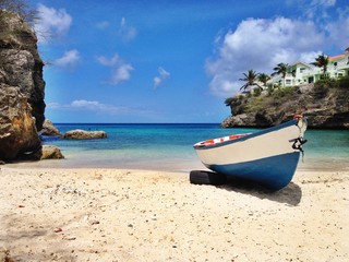 Fototapeta na wymiar Strand mit Boot in der Karibik