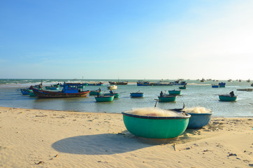 Fototapeta na wymiar ke ga beach with many round boats