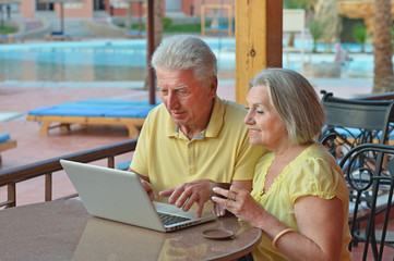 couple sitting with laptop 