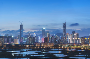 Obraz premium Skyline z miasta Shenzhen, Chiny o zmierzchu. Oglądane z granicy z Hongkongiem