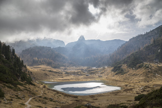 Rasch hereinziehende Wolken verdecken die Sonne am Funtensee, in den Bergen des Nationalpark Berchtesgaden in den Bayrischen Alpen