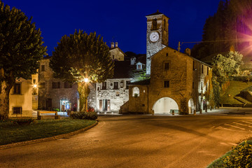 Fototapeta na wymiar night view of mountain village in Tuscany