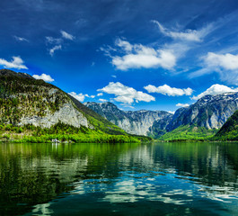 Fototapeta na wymiar Hallstätter See mountain lake in Austria