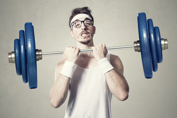 young nerd try to lift weights