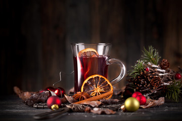 Glühwein mit Weihnachtsgewürzen