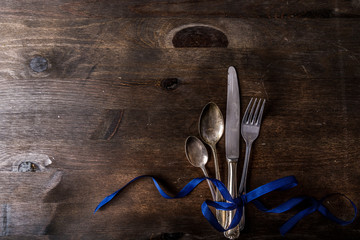 Besteck auf einen hölzernen Untergrund