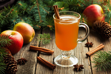 Obrazy na Szkle  Gorący napój jabłkowy tradycyjny zimowy sezon z cynamonem i anyżem. Domowy zdrowy organiczny ciepły napój przyprawowy. Świąteczna lub dziękczynna dekoracja świąteczna na vintage drewnianym tle