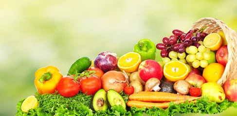Photo sur Plexiglas Légumes Fruits and vegetables over green background.