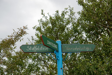 Wegweiser auf dem Staffelberg in Oberfranken, Deutschland