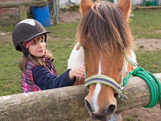 Kind streichelt Pony