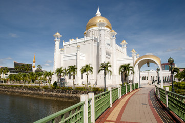 Fototapeta na wymiar Sultan Omar Ali Saifuddin Mosque - Bandar Seri Begawan - Brunei