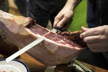 Cortando jamon iberico
