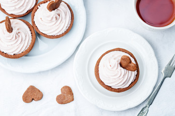 Obraz na płótnie Canvas chocolate tartlets with berry cream cheese frosting