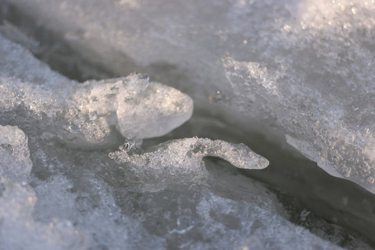 Лёд на замерзшей реке