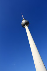 Berliner Fernsehturm vor blauem Himmel