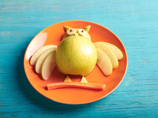Fruchteule auf orangenem Teller
