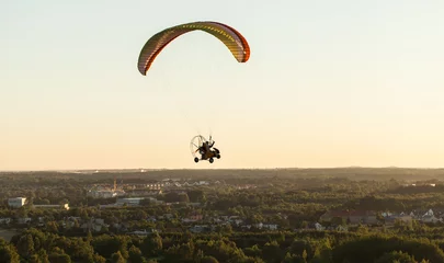 Plaid mouton avec photo Sports aériens aerial view of paramotor flying over the city