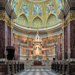Poster Budapest, Hungary. View of the sanctuary and altar of the St. Stephen's Basilica with statue of King Saint Stephen. © Mikhail Markovskiy