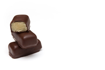 Turm aus Marzipan freigestellt auf weißem Hintergrund