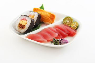 おいしそうな太巻きとさしみ 