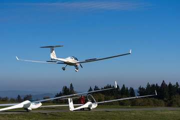 Landung Kleinflugzeug auf der Wasserkuppe mit wartenden Segelflieger