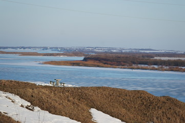 Зимний пейзаж. На склоне у реки скованной льдом.