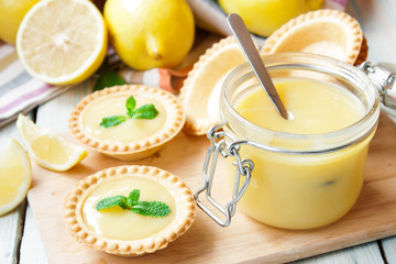 tartlets with lemon curd