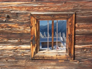 Blick durchs Holzfenster auf die Schihütte