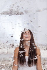 Naklejka premium soft feathers are falling to laughing girl