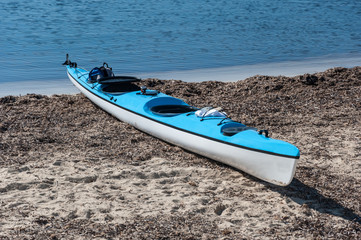 Kayak en una playa de algas de Mallorca