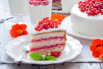 Cakes with red currant 