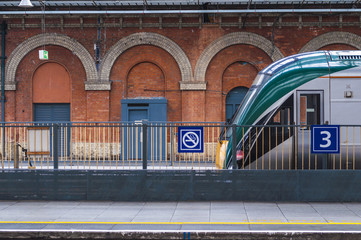 Un locomotore fermo in una stazione classica