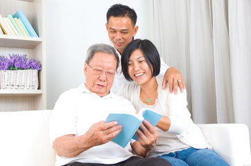 Fototapeta premium Asian family