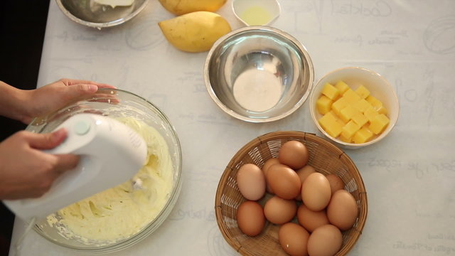 Blender stir and whip sugar and cream into cheese for cheesecake dessert