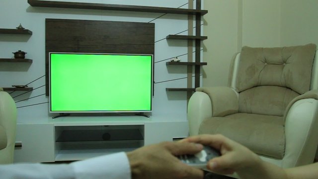 televizyon kumandası i&ccedil;in kavga eden eşler