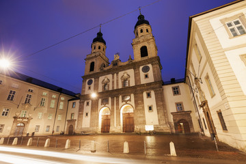 Obraz premium Church in Innsbruck at sunset