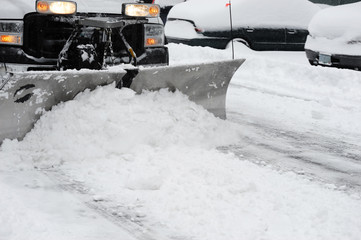 Naklejka premium pług śnieżny odśnieżający ulicę po zamieci